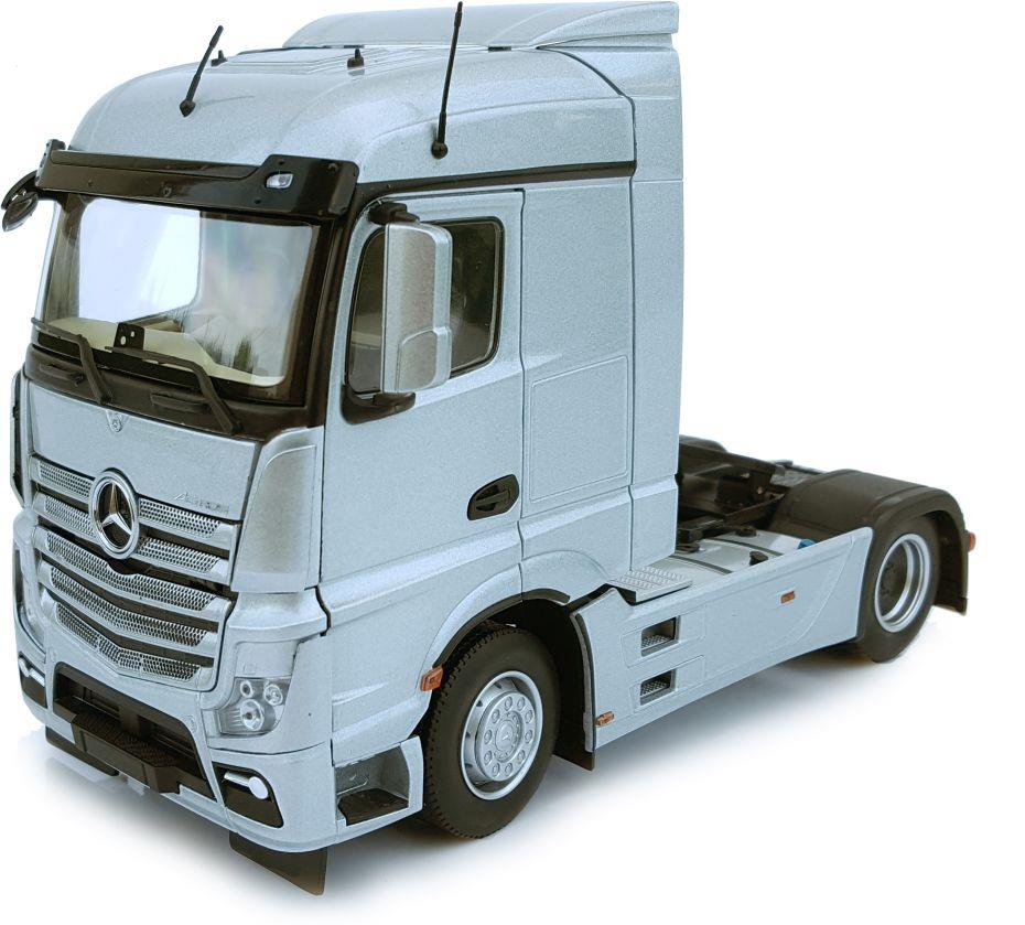 Marge Farm Models 1:32nd Scale Mercedes Benz Actros Streamspace 4x2 Silver