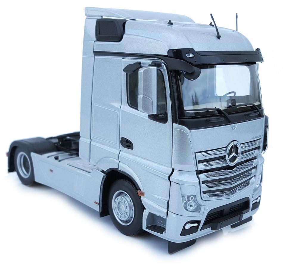 Marge Farm Models 1:32nd Scale Mercedes Benz Actros Streamspace 4x2 Silver