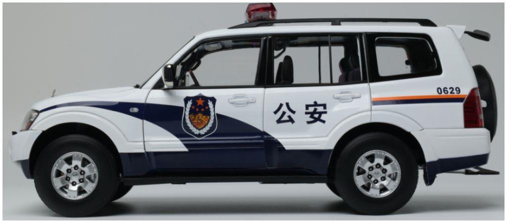 Sun Star 1:18th Scale Mitsubishi Pajero V73 China Police