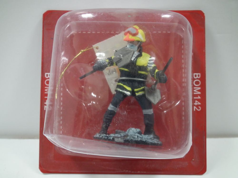 Atlas Editions 1:32 Scale Fireman Firedress-Eastern Pyrenees-Fran10