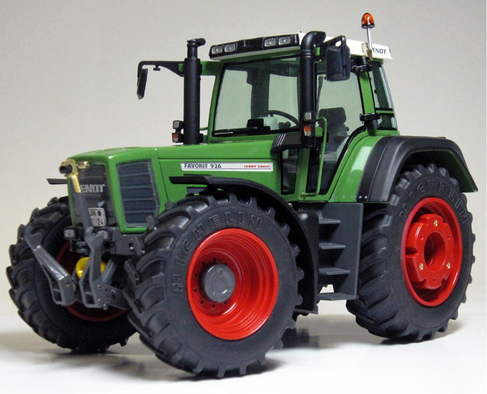 Weise  1:32nd Scale Fendt Favorit 926 Vario (1 Gen)