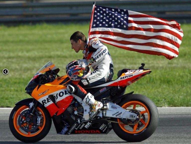 Minichamps 1:12 Scale Honda RC211V Nicky Hayden World Champion Moto GP 2006 with figurine and Flag