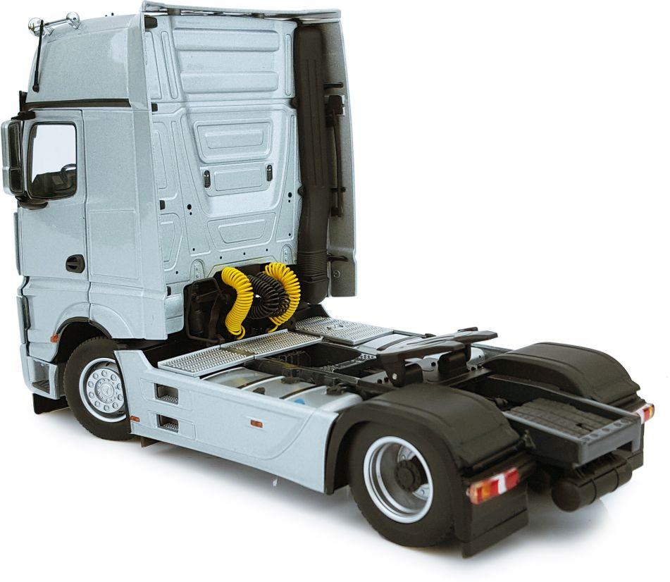 Marge Farm Models 1:32nd Scale Mercedes Benz Actros Gigaspace 4x2 Silver
