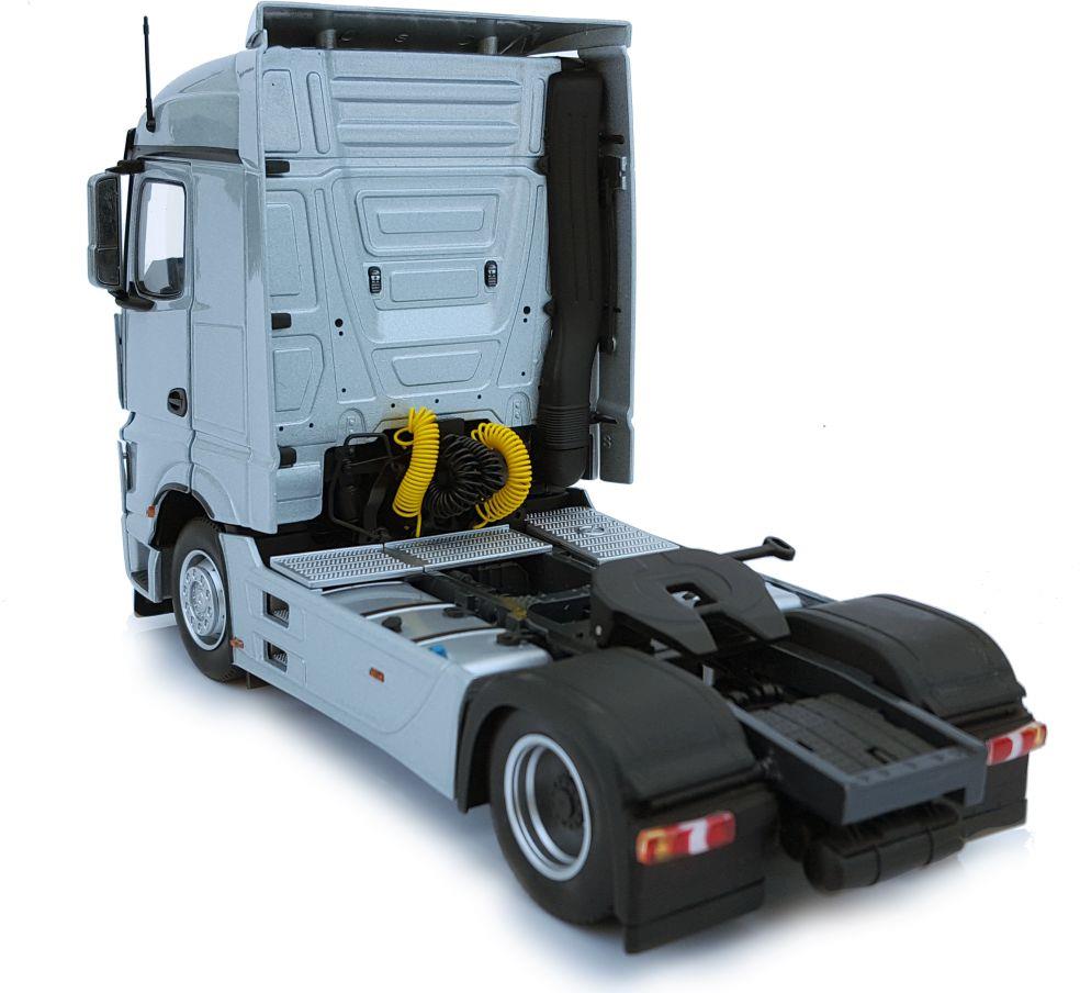 Marge Farm Models 1:32nd Scale Mercedes Benz Actros Streamspace 4x2 Silver