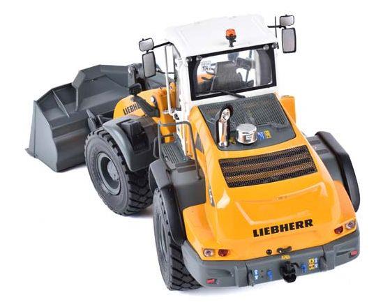 AT Collections 1:32nd Scale Liebherr L 546 G8 Wheel loader
Earthmoving bucket - Michelin XLD65 650/65R25 Tyres