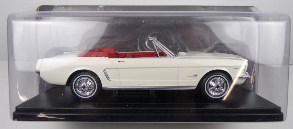 Atlas Editions 1:24 Scale Ford Mustang Convertible 1965 - White 1:24th Scale