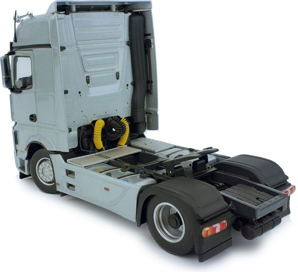 Marge Farm Models 1:32nd Scale Mercedes Benz Actros Bigspace 4x2 Silver