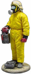 Atlas Editions 1:32 Scale Fireman W/chemical protection dress Ger96