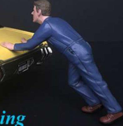 American Diorama 1:24 Scale Mechanic Darwin Pushing
