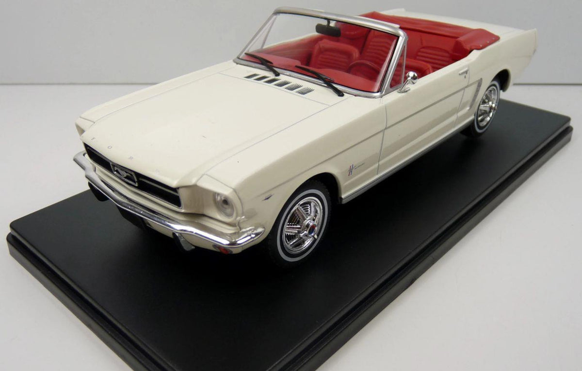 Atlas Editions 1:24 Scale Ford Mustang Convertible 1965 - White 1:24th Scale