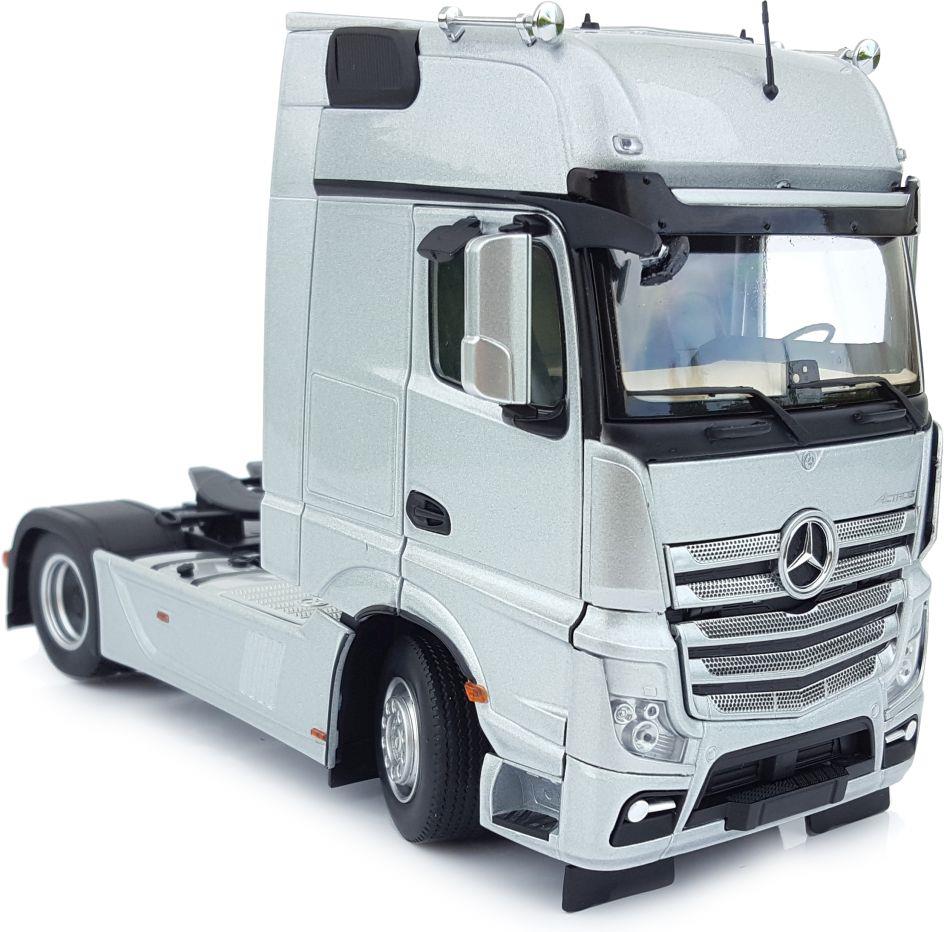 Marge Farm Models 1:32nd Scale Mercedes Benz Actros Gigaspace 4x2 Silver