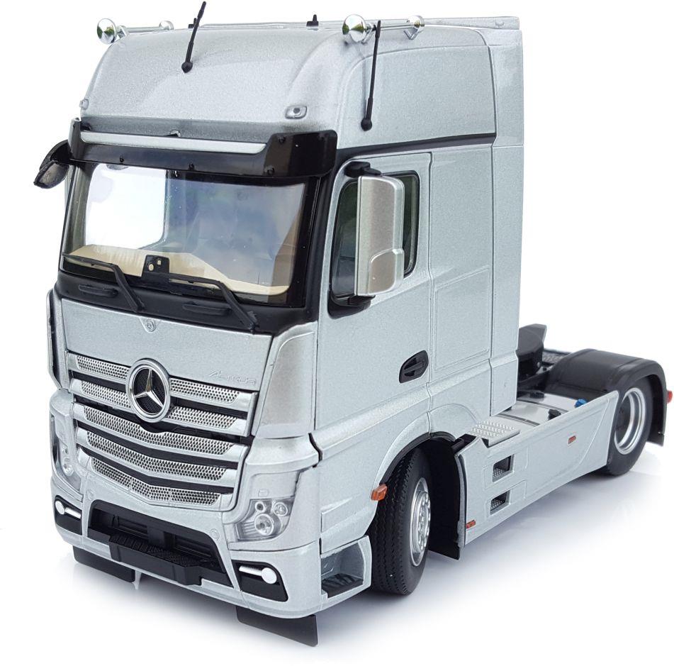 Marge Farm Models 1:32nd Scale Mercedes Benz Actros Gigaspace 4x2 Silver