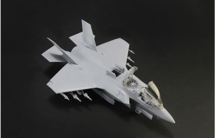 Italeri 2810 1/48 Scale F-35B Lightning II HMS Queen Elizabeth UK Lightning Force