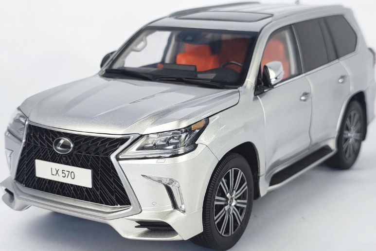 LCD 1:18 Scale Lexus LX570 Silver